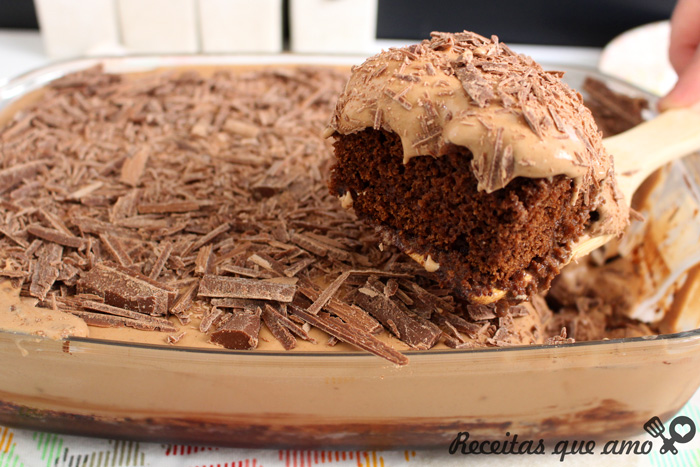 Bolo de chocolate com mousse de brigadeiro