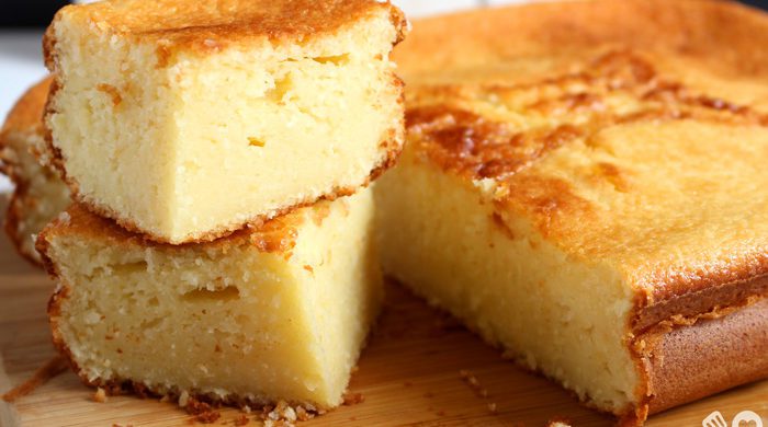 Bolo cremoso de queijo no liquidificador