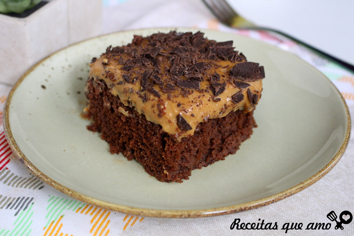 Bolo de chocolate com doce de leite Bolo de chocolate com doce de leite