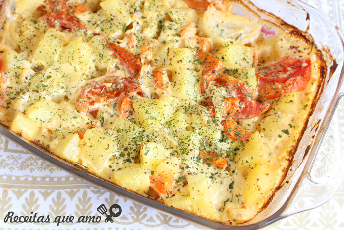 Assado de batata e legumes com maionese
