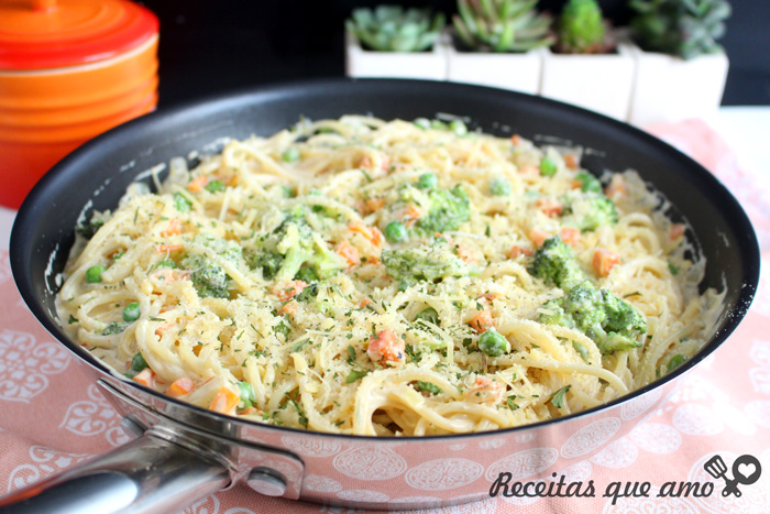 Macarrão cremoso com vegetais