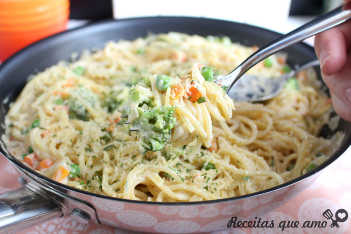 Macarrão cremoso com vegetais Macarrão cremoso com vegetais