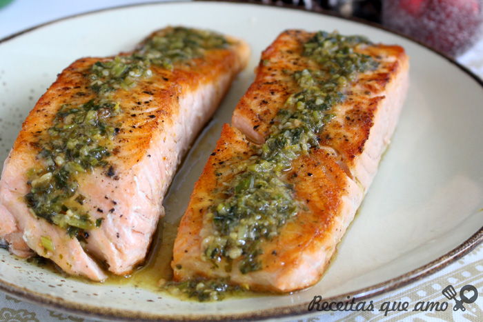 Salmão na manteiga com ervas Salmão na manteiga com ervas