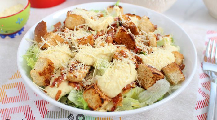 Salada de verão com molho de alho