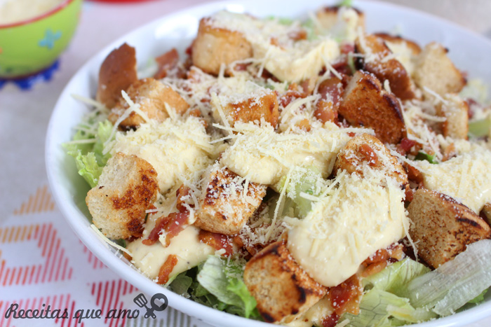 Salada de verão com molho de alho
