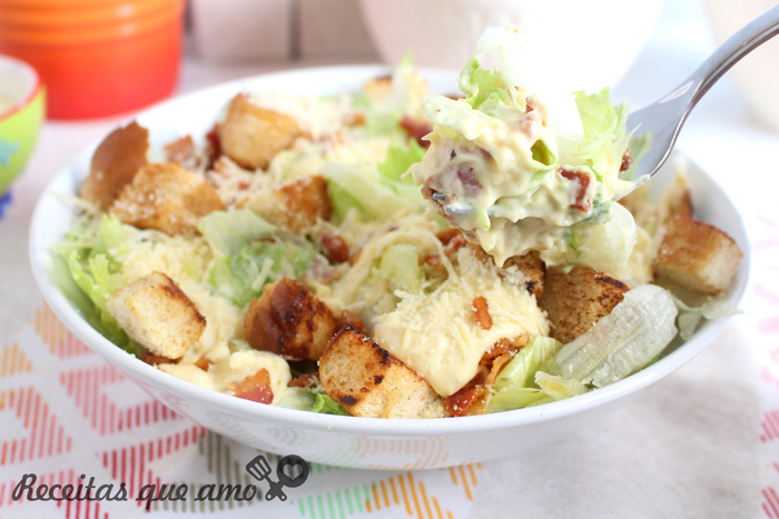 Salada de verão com molho de alho