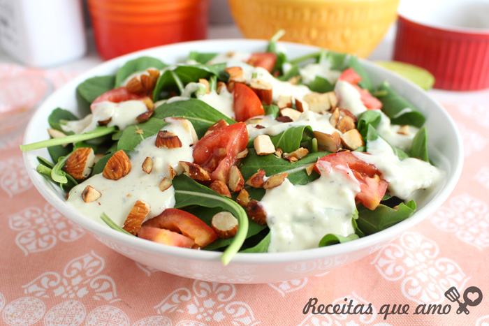 Salada de rúcula com molho de queijo