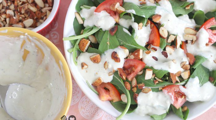 Salada de rúcula com molho de queijo