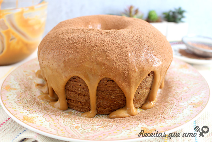 Bolo de capuccino com doce de leite