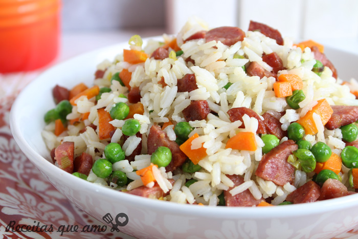 Arroz de calabresa rápido e fácil Arroz de calabresa rápido e fácil