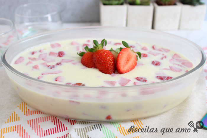 Cremoso de leite em pó com morangos