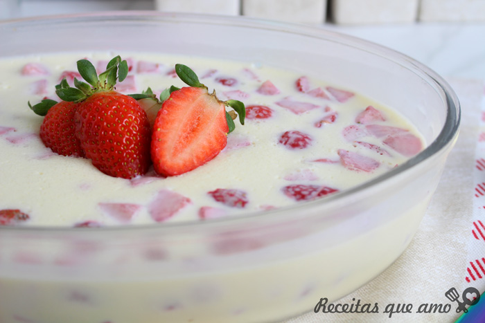 Cremoso de leite em pó com morangos