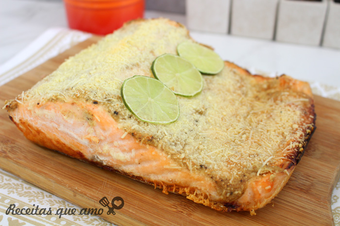 Salmão assado com crosta de parmesão