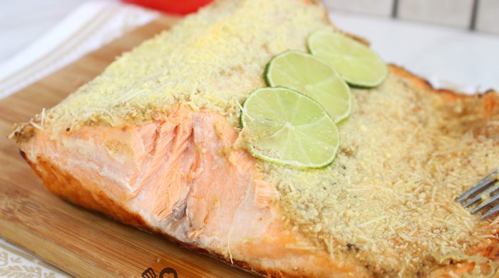 Salmão assado com crosta de parmesão