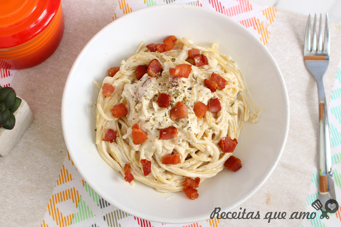 Macarrão cremoso com bacon