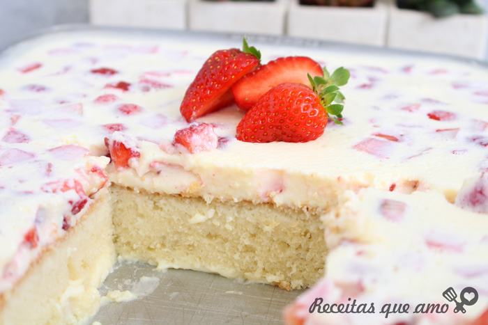 Bolo de leite em pó com morangos