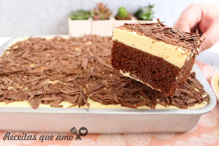 Bolo de chocolate com cobertura de maracujá Bolo de chocolate com cobertura de maracujá