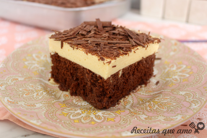 Bolo de chocolate com cobertura de maracujá Bolo de chocolate com cobertura de maracujá