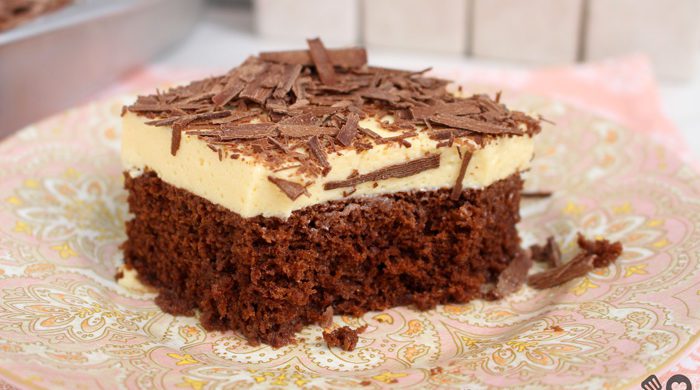 Bolo de chocolate com cobertura de maracujá