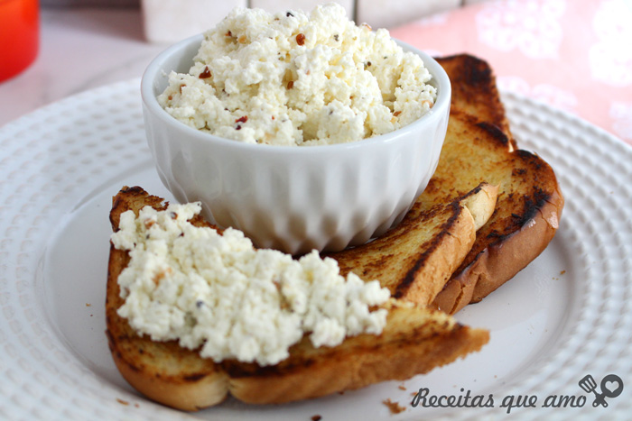 Queijo cottage caseiro temperado
