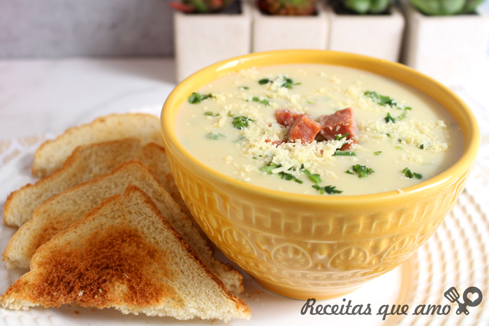 Sopa cremosa de alho-poró com calabresa