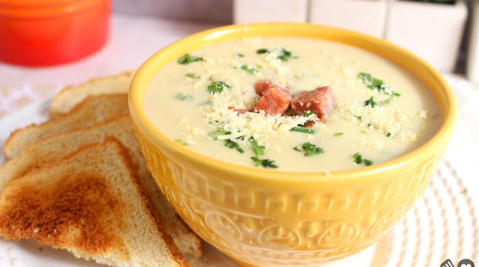Sopa cremosa de alho-poró com calabresa