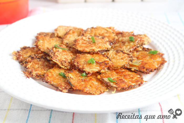 Chips de abobrinha com parmesão