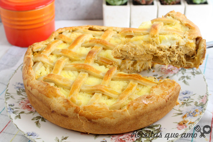 Empadão de frango com recheio cremoso