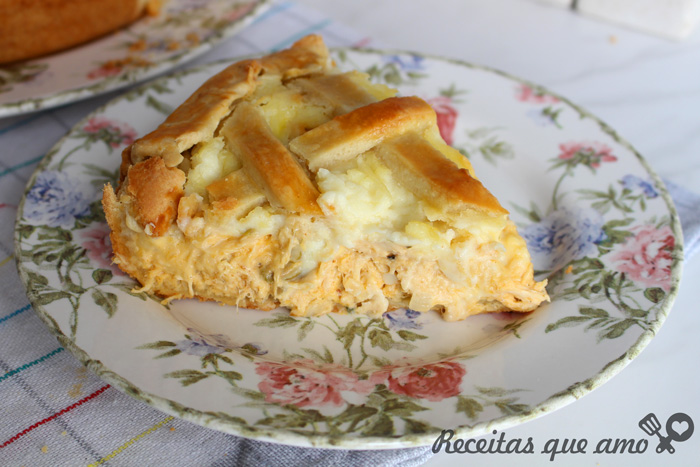 Empadão de frango com recheio cremoso