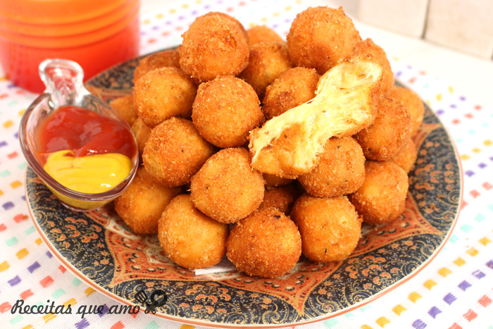 Bolinha de frango com queijo
