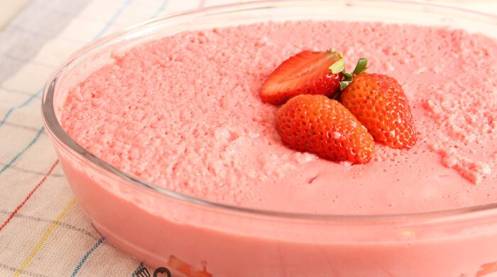 Flan de morango com 4 ingredientes