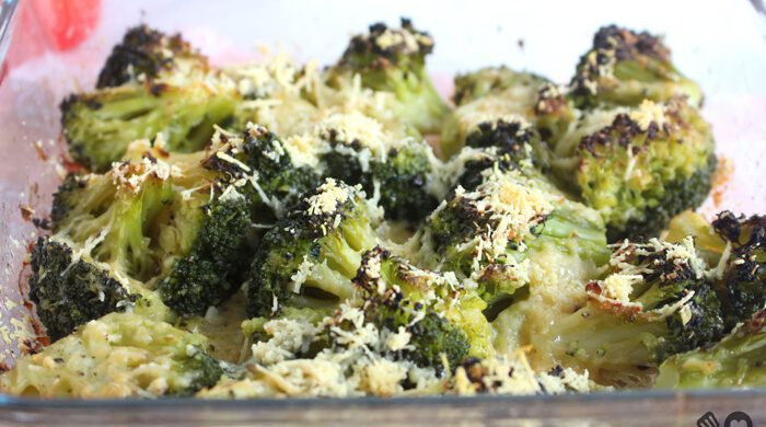 Brócolis assados com alho e parmesão