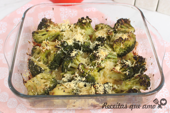 Brócolis assados com alho e parmesão