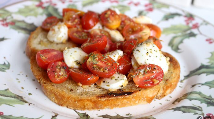 Bruschetta de tomate e queijo
