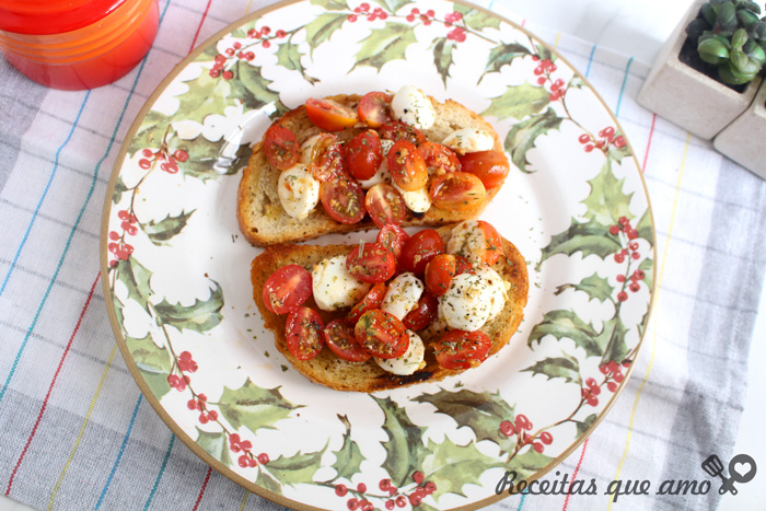 Bruschetta de tomate e queijo Bruschetta de tomate e queijo