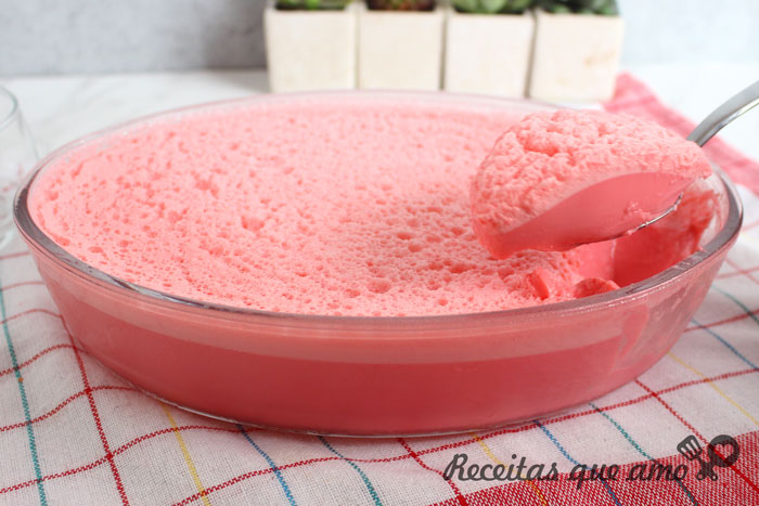Sobremesa cremosa de morango