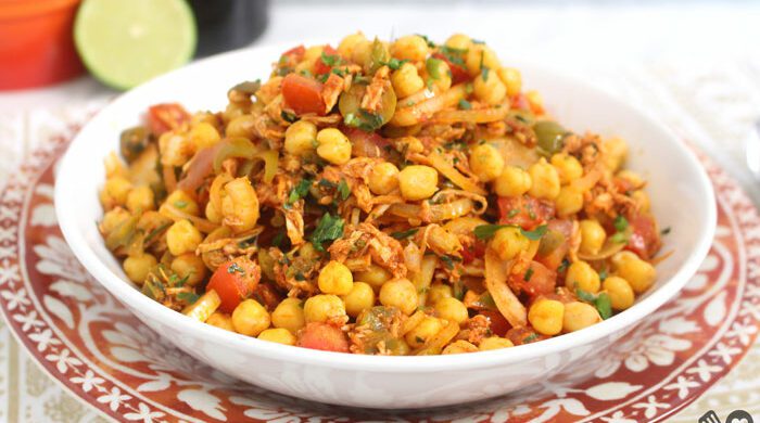 Salada de grão de bico com frango