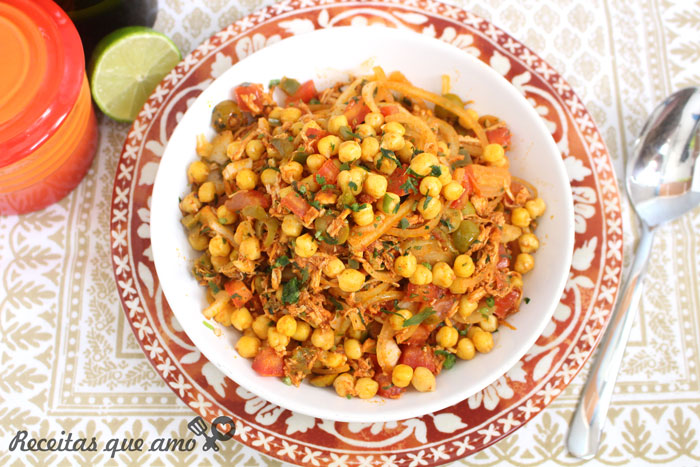 Salada de grão de bico com frango Salada de grão de bico com frango