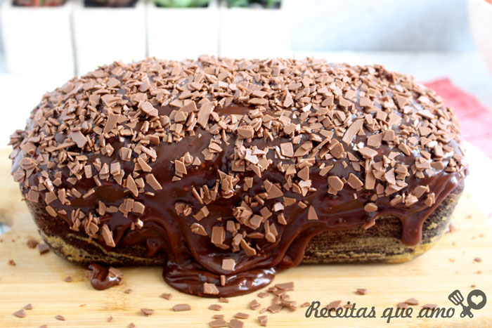 Bolo de chocolate super úmido e macio Bolo de chocolate super úmido e macio