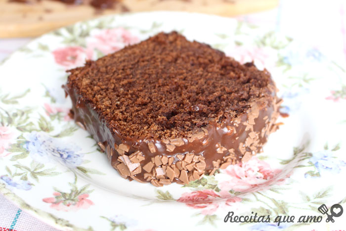 Bolo de chocolate super úmido e macio Bolo de chocolate super úmido e macio