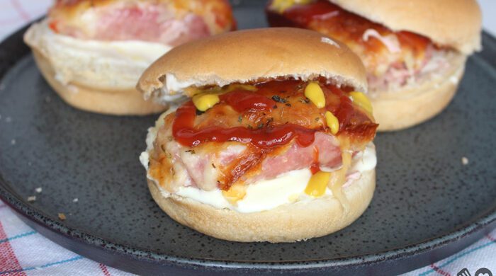 Lanche de linguiça com queijo