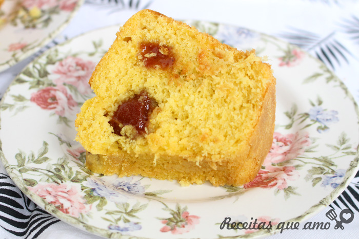 Bolo de milho com goiabada