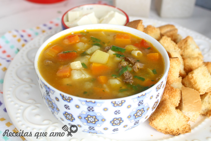 Sopa de carne com legumes Sopa de carne com legumes