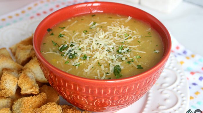 Sopa cremosa de mandioca com frango