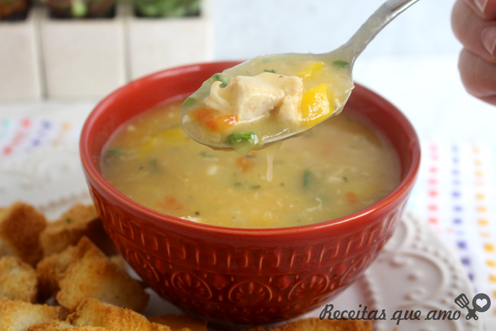 Sopa cremosa de mandioca com frango Sopa cremosa de mandioca com frango