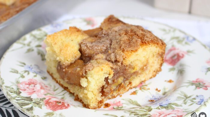 Cuca de banana com doce de leite