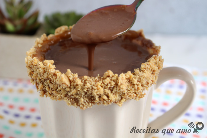 Chocolate quente com paçoca