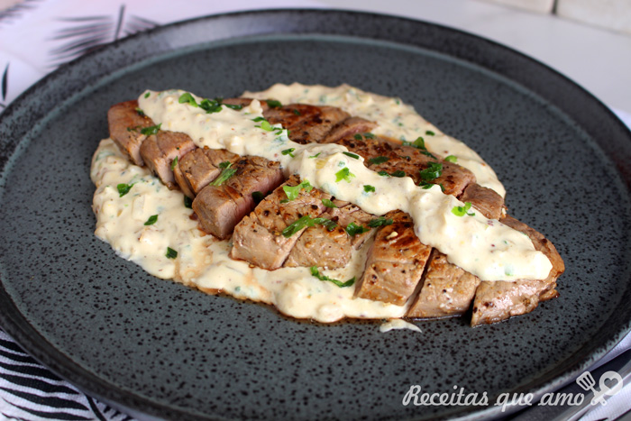 Bife com molho cremoso de cebola Bife com molho cremoso de cebola