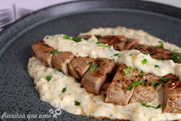 Bife com molho cremoso de cebola Bife com molho cremoso de cebola
