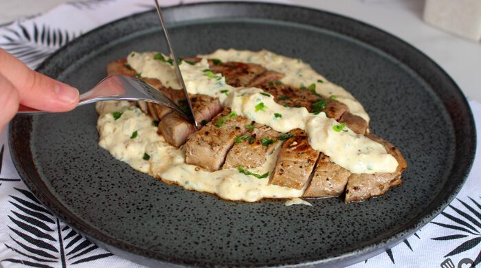 Bife com molho cremoso de cebola